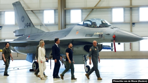 Президент України Володимир Зеленський і прем'єр-міністр Нідерландів Марк Рютте проходять біля винищувача F-16. Ейндховен, 20 серпня 2023 року