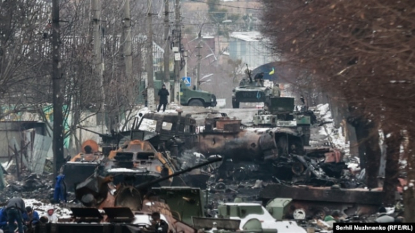 Російська військова техніка, знищена на одній із вулиць Бучі під Києвом. 1 березня 2022 року. Автор фото – Сергій Нужненко 