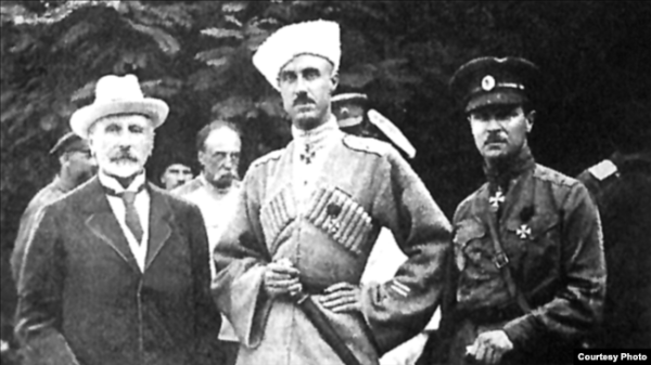 Петро Врангель (у центрі) (1878–1928) –російський воєначальник, генерал-лейтенант російської імператорської армії. Крим, 1920 рік