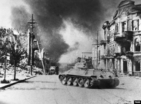 Крим. Cевастополь. 1944 рік. Радянський танк Т-34 на вулицях міста