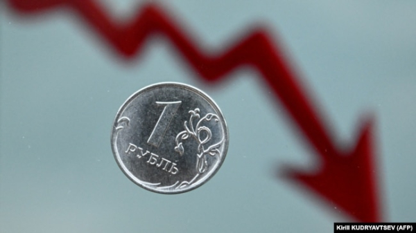 Монета номіналом 1 рубль на тлі графіка. Ілюстраційний колаж