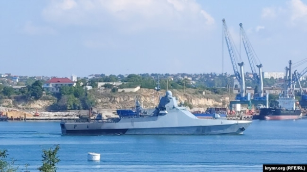 Російський патрульний корабель ЧФ РФ проєкту 22 160 біля берегів Севастополя. Крим, архівне фото
