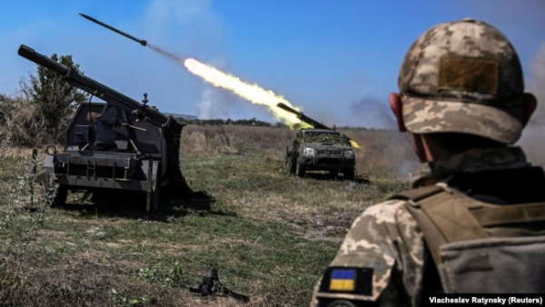 Українські військовослужбовці стріляють з малих реактивних систем залпового вогню по позиціях армії РФ поблизу лінії фронту в Запорізькій області, 19 серпня 2023 року