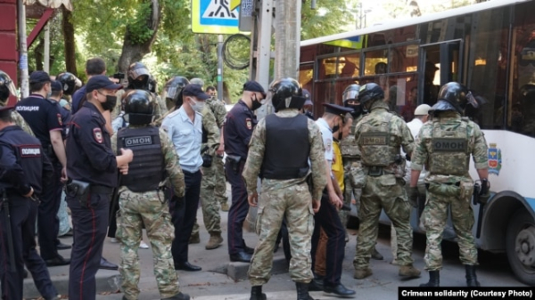 Масові затримання біля будівлі управління ФСБ Росії у Криму. Сімферополь, 4 вересня 2021 року. Ілюстраційне фото