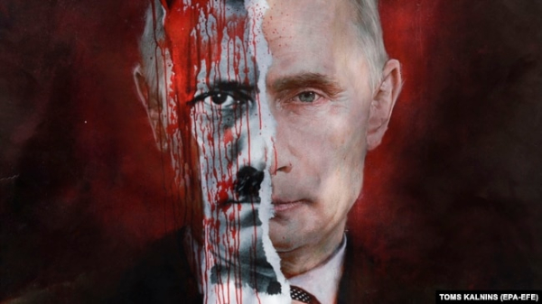 Плакат із зображенням президента Росії Володимира Путіна під час акції протесту біля посольства Росії в Латвії проти російського вторгнення до України. Рига, 17 березня 2022 року 