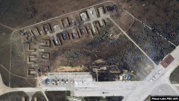 Військовий аеродром біля селища Новофедорівка після вибухів 9 серпня. На супутниковому знімку Planet Labs за 10 серпня 2022 року видно знищені літаки