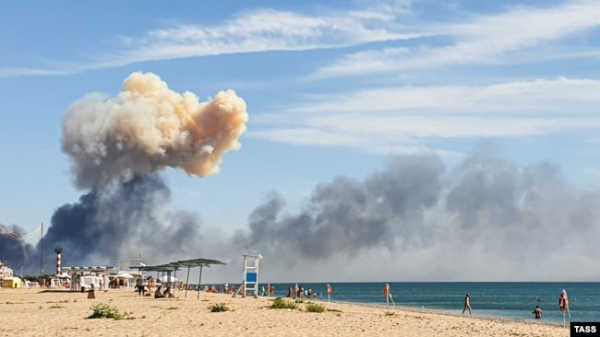 Вигляд на пляж селища Новофедорівка поблизу міста Саки, де на території військового аеродрому сталися вибухи, 9 серпня 2022 року