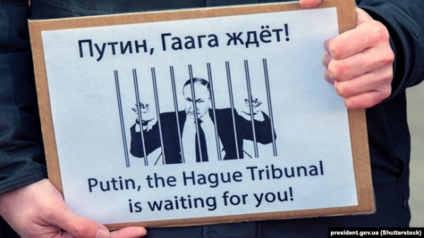 Нідерланди. Плакат «Путіне, Гаазький трибунал чекає на тебе!» на акції проти агресії Росії щодо України