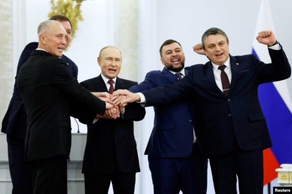 Президент Росії Володимир Путін (у центрі) на церемонії оголошення Росією анексії чотирьох окупованих українських тереторій. Москва, 30 вересня 2022 року