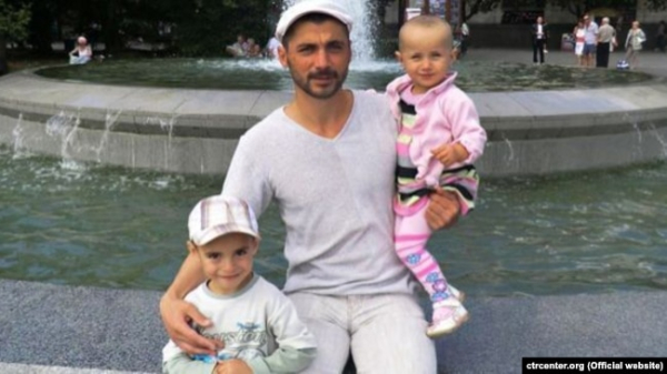 Кримськотатарський активіст Решат Ахметов із дітьми. Архівне фото