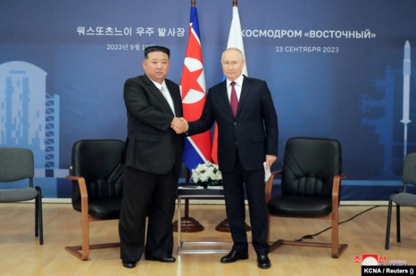 Лідер Північної Кореї Кім Чен Ин (л) та президент Росії Володимир Путін після переговорів, 13 вересня 2023 року