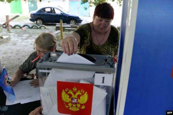 Жінка на російській пересувній виборчій дільниці в окупованому Донецьку, 6 вересня 2023 року
