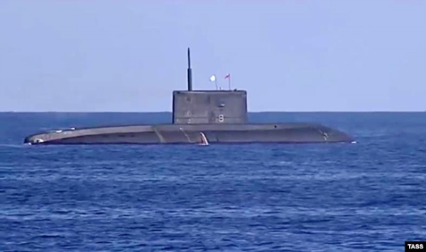Російський підводний човен «Ростов-на-Дону» під час пуску крилатих ракет «Калібр» по об'єктах у Сирії, 9 грудня 2015 року. Скріншот з відео