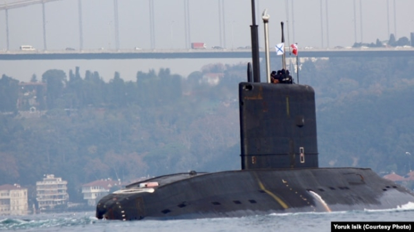 Новий російський дизельний підводний човен «Ростов-на-Дону» проходить через протоку Босфор, 2015 рік