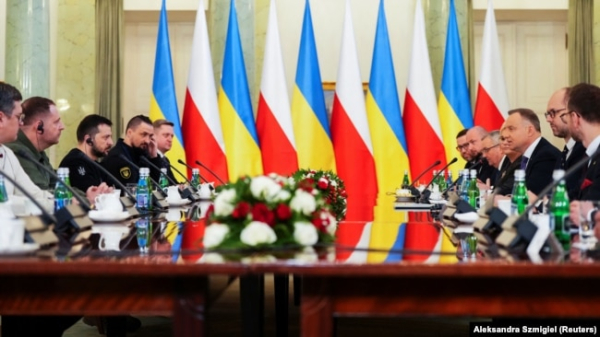 Президент України Володимир Зеленський і президент Польщі Анджей Дуда (праворуч) під час зустрічі у Варшаві, 5 квітня 2023 року