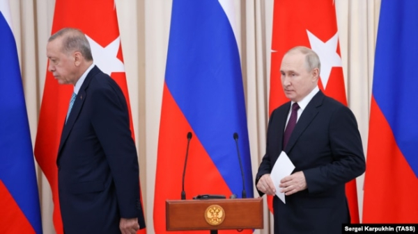 Президент Туреччини Реджеп Тайїп Ердоган (л) та президент РФ Володимир Путін (п) під час зустрічі в Сочі, РФ, 4 вересня 2023 року