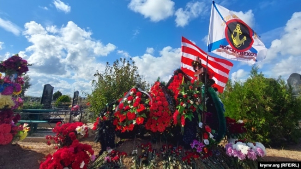 Могила російського військового, вбитого на війні в Україні, на міському цвинтарі Керчі, вересень 2022 року