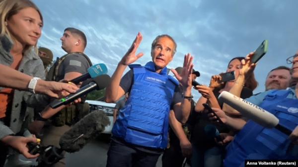 Голова МАГАТЕ Рафаель Ґроссі спілкується зі ЗМІ після того, як він і частина членів місії МАГАТЕ повернулися із Запорізької АЕС.