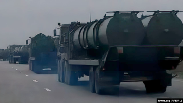 Російська військова колона з пусковими контейнерами для ЗРК С-300 на трасі «Таврида», 9 листопада 2022 року