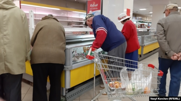Пенсіонери біля морозильної камери в супермаркеті. Керч, Крим. Архівне фото