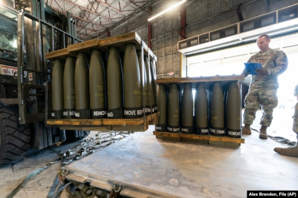 Штабний сержант ВПС США перевіряє піддони зі 155-мм снарядами, які прямують до України. 29 квітня 2022 року на авіабазі Дувр, штат Делавер.