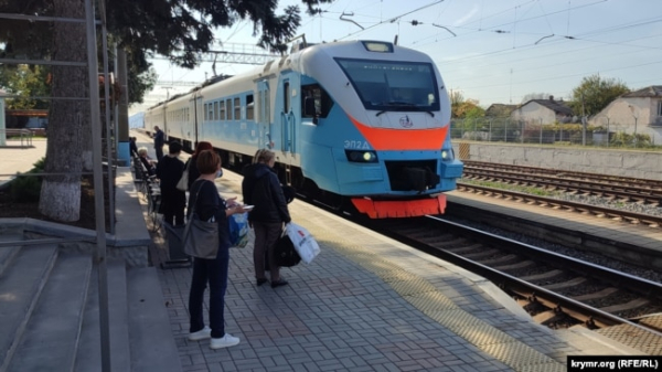 Електропоїзд «Севастополь – Сімферополь» на залізничній станції в Бахчисараї. Бахчисарай, Крим, жовтень 2021 року