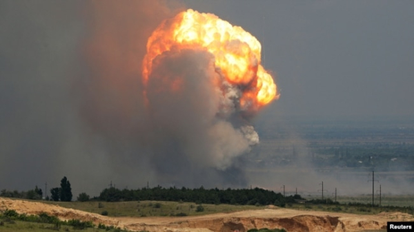 Дим і полум'я від вибуху під час пожежі на військовому полігоні в Кіровському районі окупованого Росією Криму, 19 липня 2023 року