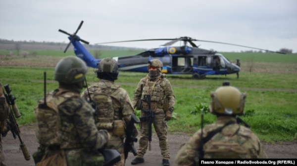 Підрозділ спецназу ГУР МО України тренується виконувати бойове завдання за допомогою американського штурмового вертольота Black Hawk, 13 квітня 2023 року. Ілюстраційне фото