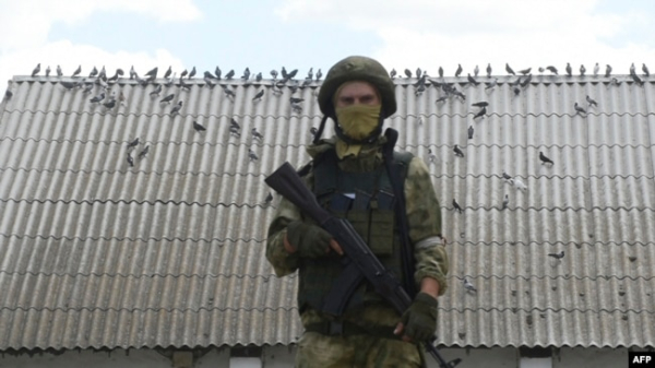 Російський військовослужбовець біля елеватору у Мелітополі Запорізької області, 14 липня 2022 року