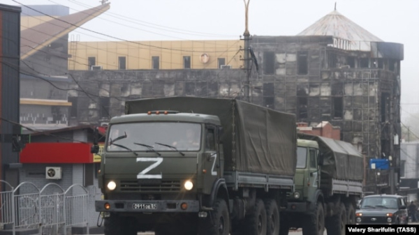 Російські військові вантажівки в окупованому Маріуполі, жовтень 2022 року