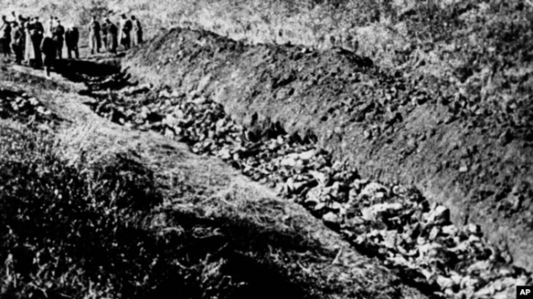 Фотографія 1944 року. На ній частина Бабиного Яру на околиці Києва, в якій виявили тисячі тіл цивільних осіб, убитих нацистами.