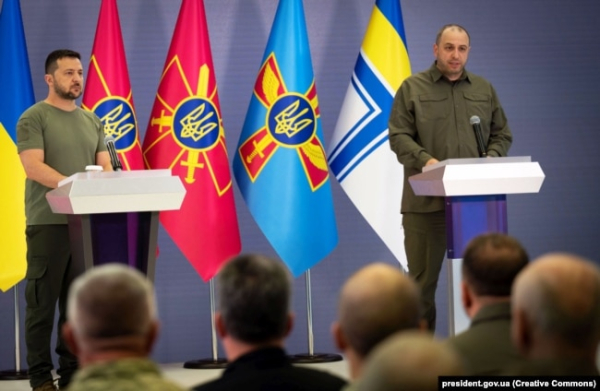 Президент України Володимир Зеленський під час представлення новопризначеного міністра оборони Рустема Умєрова (праворуч) керівництву Міноборони України, Генштабу ЗСУ та керівникам відповідних підрозділів. Київ, 7 вересня 2023 року