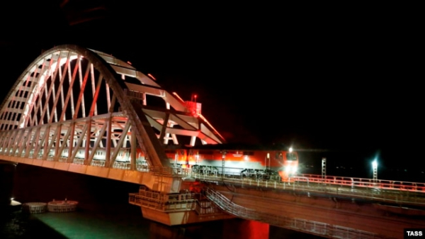 Російський пасажирський потяг «Таврія» на Керченському мості
