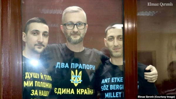 Азіз Ахтемов, Наріман Джелял та Асан Ахтемов (зліва направо) під час оголошення вироку в російському суді. Крим, Сімферополь, 21 вересня 2022 року