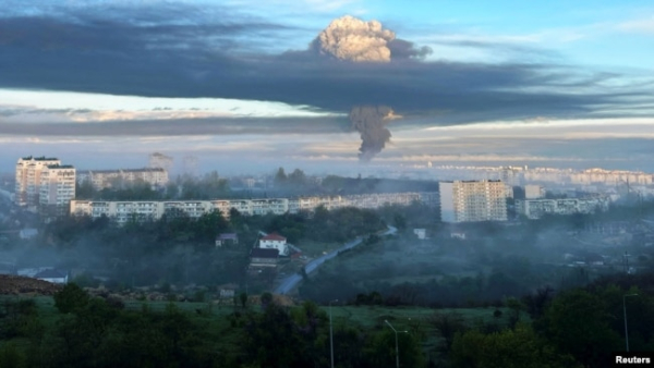 Дим після ймовірної атаки безпілотника в Севастополі, окупований Крим, 29 квітня 2023 року. Пожежа на нафтобазі почалася у ніч на 29 квітня, перед цим було чути, як повідомляли, стрілянину