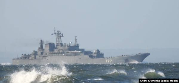 Російський ВДК «Минск» під час походу з Балтійського у Середземне море, січень 2022 року. Був серйозно вражений під час ракетного удару ЗСУ по Севморзаводу 22 вересня 2023