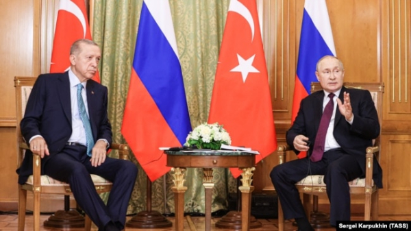 Президент Туреччини Реджеп Тайїп Ердоган (л) та президент РФ Володимир Путін (п) під час зустрічі в Сочі, РФ, 4 вересня 2023 року