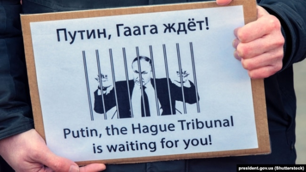 Плакат «Путіне, Гаазький трибунал чекає на тебе!» на акції проти агресії Росії щодо України. Амстердам, Нідерланди, 6 березня 2022 року