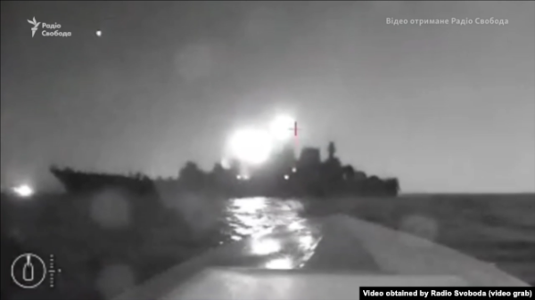 Скріншот із відео, наданого Радіо Свобода джерелом у СБУ 4 серпня 2023 року. На відео морський дрон (безекіпажний-катер) наближається до російського десантного корабля «Оленегорский горняк» поблизу порту Новоросійська, Росія