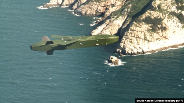 Ракета Taurus у польоті. Випущена з F-15K Fighter Jet ВПС Південної Кореї під час навчань у цій країні, 2017 рік
