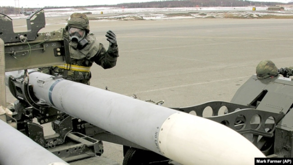 CША. Аляска. Інженер армії США завантажує ракету AMRAAM на транспортний візок, 5 квітня 2005