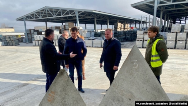 Виробництво бетонних «зубів дракона» у Сімферопольському районі для потреб російської армії