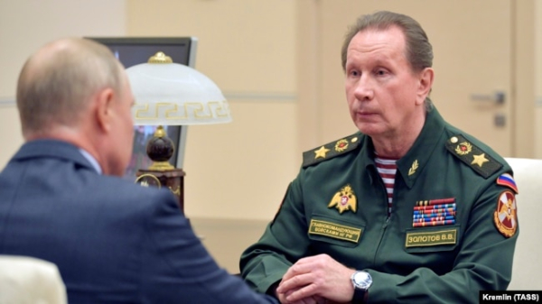 Керівник Росгвардії Володимир Золотов (праворуч) спілкується з російським президентом Володимиром Путіним, 2020 рік