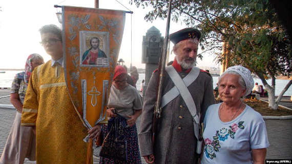 В Севастополе годовщину событий Крымской войны отметили митингом и крестным ходом в море (фото)