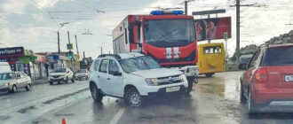 В Севастополе водитель не пропустил пожарных на встречной полосе (фото)