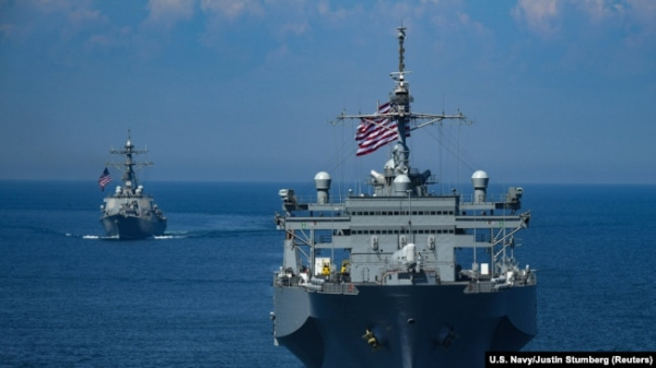 Есмінець ВМС США типу Arleigh Burke та корабель управління і контролю класу Blue Ridge USS Mount Whitney в строю під час американо-українських морських навчань у Чорному морі, 2018 рік