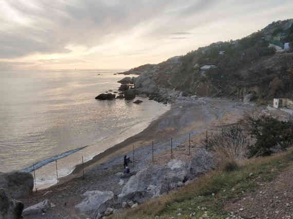 Единственный доступный пляж в Батилимане обносят забором (фото)