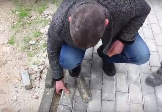 Разобрать свежеуложенную плитку в Севастополе может даже ребенок (видео)