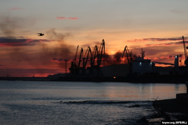 Наслідки удару, під час якого був знищений російський великий десантний корабель «Новочеркасск» у порту Феодосії в окупованому Криму, 26 грудня 2023 року