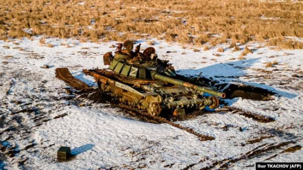 Знищений Силами оборони України танк армії РФ на пшеничному полі. Харківщина, 22 лютого 2023 року